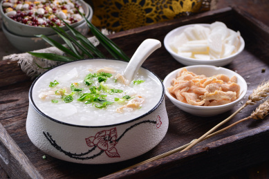 鸡肉山药粥放在木制底板上