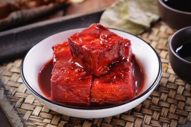 一碟红方放在木制底板上