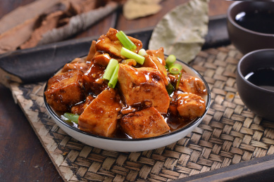 小碟酱豆腐放在木制底板上