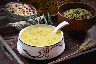 一碗大米绿豆粥放在木制底板上