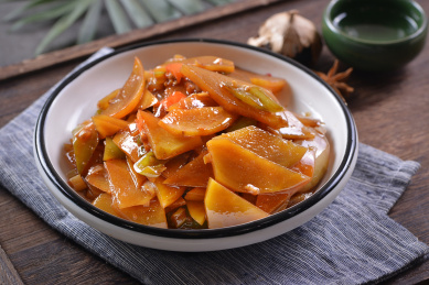 尖椒土豆片放在木制底板上