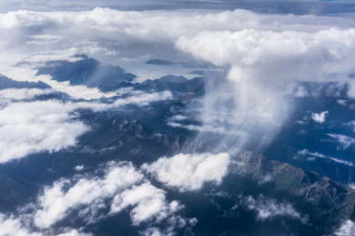 高空航拍贡嘎山脉上的雨云
