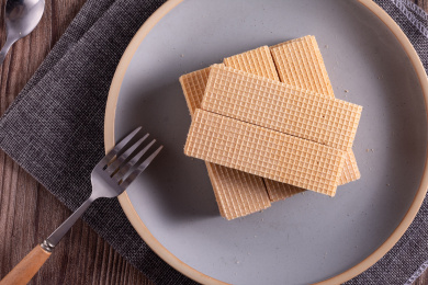 桌面上的陶瓷盘子里的威化饼