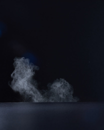 黑色背景下的飘动白色粉末