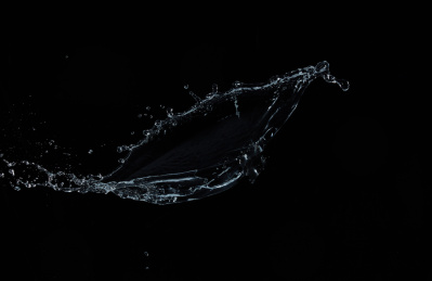 黑色背景下动感水花