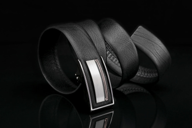 黑色玻璃上的男士皮带