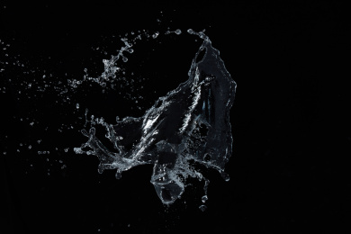 黑色背景下动感水花