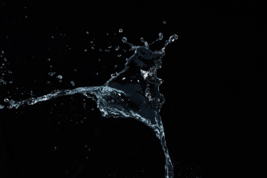 黑色背景下动感水花