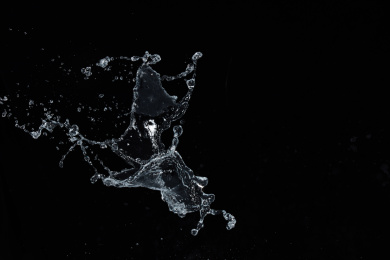 黑色背景下动感水花