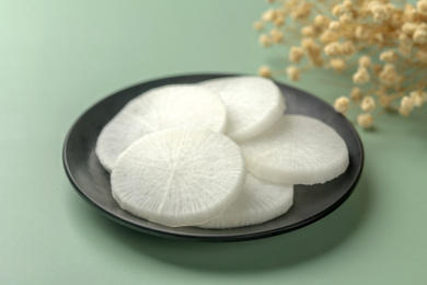 白萝卜绿色背景