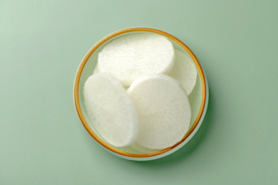 白萝卜绿色背景