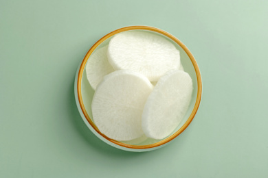 白萝卜绿色背景