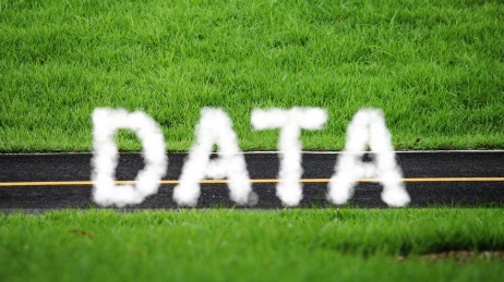 草地跑道上的DATA大数据海报