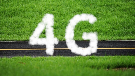 草地跑道上的4G信号海报