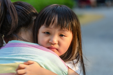 小女孩搂着姐姐肩膀哭泣的表情