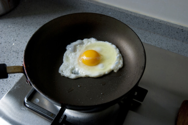黑色不粘锅锅里的一颗煎蛋
