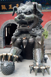 北京法源寺天王殿前的铜狮
