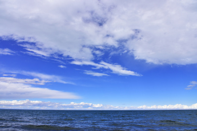 中国青海省青海湖蓝天白云清澈的湖水