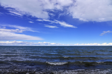 中国青海省青海湖蓝天白云清澈的湖水