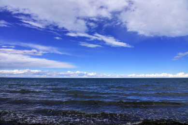 中国青海省青海湖蓝天白云清澈的湖水