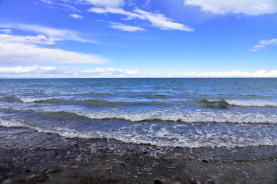 中国青海省青海湖蓝天白云清澈的湖水