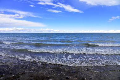 中国青海省青海湖蓝天白云清澈的湖水