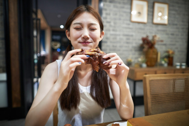 在酒店自助餐厅大吃特吃的亚洲可爱少女人像
