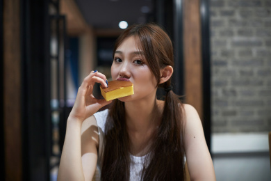 在酒店自助餐厅大吃特吃的亚洲可爱少女人像