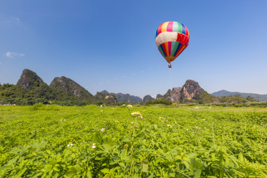 广东省英德市九龙峰林景区内的热气球