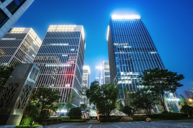 城市广场和现代高层建筑，济南的夜景。