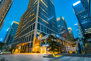 城市广场和现代高层建筑，济南的夜景。