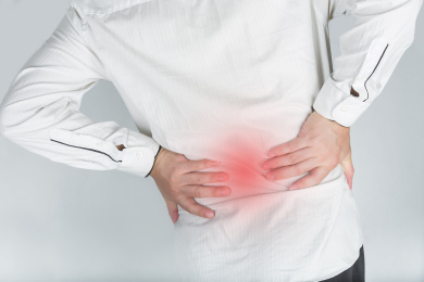 男人手捂着腰部弯腰，常见疾病腰酸腰痛图片