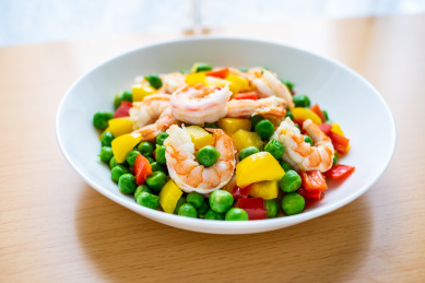 木桌上一碟家常菜炒虾仁