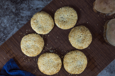 茶席上摆放着酥薄月饼和茶水
