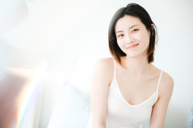 年轻漂亮的东方年轻女性居家生活日常