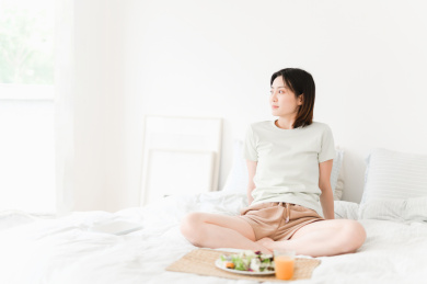 年轻漂亮的东方年轻女性居家生活日常