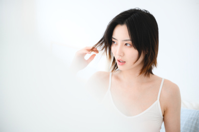 年轻漂亮的东方年轻女性居家生活日常