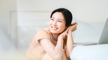 年轻漂亮的东方年轻女性居家生活日常