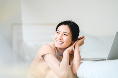 年轻漂亮的东方年轻女性居家生活日常