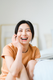 年轻漂亮的东方年轻女性居家生活日常