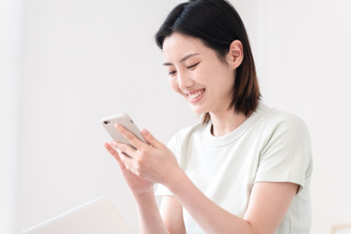 一位年轻的女生在家办公