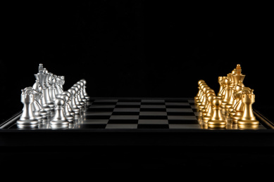 黑色背景的国际象棋下棋博弈
