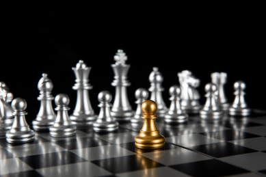 黑色背景的国际象棋下棋博弈