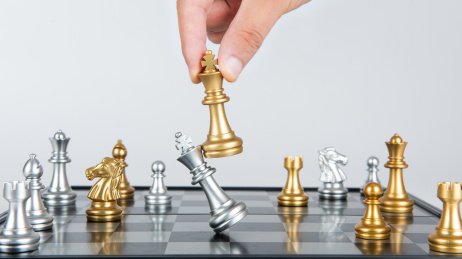 手拿棋子下棋博弈