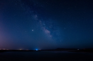 青海大柴旦翡翠湖边的银河