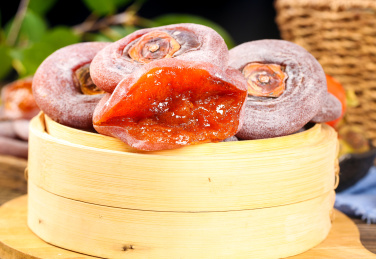 木板蒸笼上放着青州柿子饼
