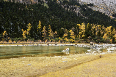 中国四川甘孜州康定莲花湖景区秋天的风光