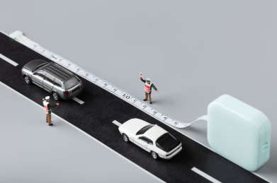 安全车距尺子测量车距的交警