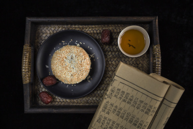 摆放在竹制餐盘里的酥薄月饼