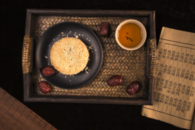 摆放在竹制餐盘里的酥薄月饼